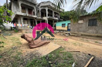 Grande proprit de 25m sur 50m dote dun btiment inachev de R1 ayant plusieurs pices. Situe  Ngaliema BinzaMacampagne place commerciale 