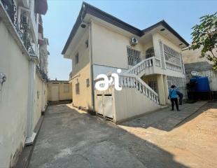 LOCATION: APPARTEMENT DE 3 CHAMBRES AU PREMIER ETAGE D’UN BÂTIMENT DE DEUX FAMILLES AU TOTAL, SUR KINSHASA-GB