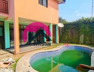Belle villa duplex de R+1 qui distribue 3 vastes CH autonomes, bureau, coin fitness, piscine privée, petit jardin privé. Située à Ngaliema, proximité du palais des marbres