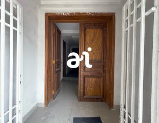 LOCATION: PARCELLE AVEC BÂTISSE DE 6 GRANDES PIÈCES SUR KINSHASA-GOMBE (Usage professionnel)