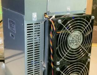 Model KD5 from Goldshell mining Kadena algorithm with a maximum hashrate of 18Th/s for a power consumption of 2250W.