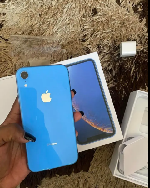 IPHONE XR NEUF DE 128 Giga en carton avec tous les accessoires  380  discuter. Livraison partout en RDC