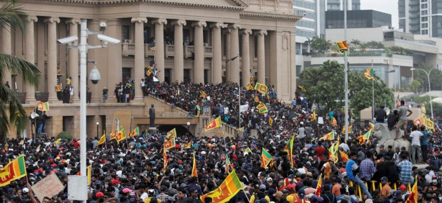 Le président du Sri Lanka en fuite, son palais envahi par des manifestants