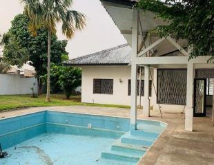 Belle villa reposante, dans un quartier résidentiel, urbanisé et discret. Dotée d'une grande maison basse des 5CH, 2 annexes, piscine, etc. Située à Ngaliema près du Centre Ville