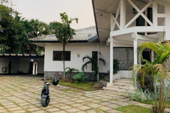 Belle villa reposante dans un quartier rsidentiel urbanis et discret. Dote dune grande maison basse des 5CH 2 annexes piscine etc. Situe  Ngaliema prs du Centre Ville 