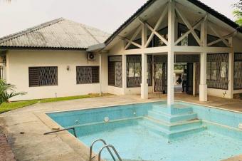 Belle villa reposante dans un quartier rsidentiel urbanis et discret. Dote dune grande maison basse des 5CH 2 annexes piscine etc. Situe  Ngaliema prs du Centre Ville 
