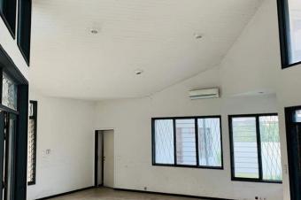 Belle villa reposante dans un quartier rsidentiel urbanis et discret. Dote dune grande maison basse des 5CH 2 annexes piscine etc. Situe  Ngaliema prs du Centre Ville 