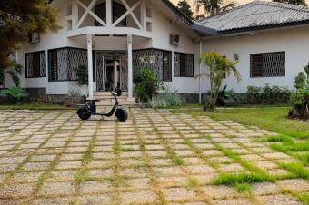 Belle villa reposante dans un quartier rsidentiel urbanis et discret. Dote dune grande maison basse des 5CH 2 annexes piscine etc. Situe  Ngaliema prs du Centre Ville 