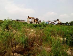 Grande carrière de 20.000m² ou soit 2 hectares au bord du majestueux fleuve Congo. Située à Mont-Ngafula, quartier mbudi-Mushi (CPA)