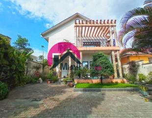 Belle villa clef à main de 15m sur 30m, dotée d'un superbe bâtiment de R+1 qui distribue 3 vastes CH autonomes, annexes, piscine. Située à Ngaliema, près du Palais des Marbres