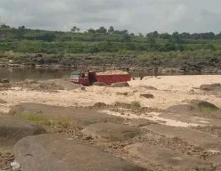 Grande carrière non exploitée (sables et moellons) de 4 hectares ou 40.000m² au bord d'une rivière. Située au Kongo-central, Kasangulu à 5km de la route principale