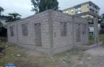 Mis en vente, cité verte 1er rue, le propriétaire à besoin d'argent, ndaku ya 3 chambres,cuisine,salle de bain  Dimension : 10m/20m Prix : 65.000$ a discuter, 55.000$ azui mbongo.  mediacongo