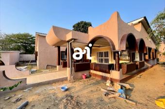VENTE PARCELLE DE 1050m AVEC GRANDE  BTISSE DE 4 CHAMBRES SUR KINSHASACIT MAMAN MOBUTU 