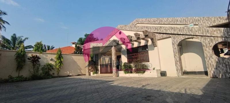 Villa dote dune belle maison basse des 3CHS. Situe  Gombe dans un bel emplacement discret et proximit des centres commerciaux hpitaux coles