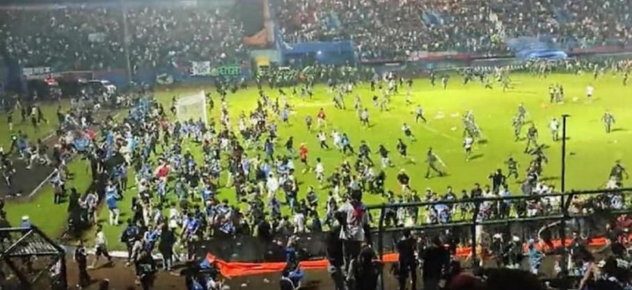 Tragédie en Indonésie: Au moins 125 personnes piétinées à mort lors d'un match de football !