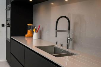 Plan de travail de cuisine moderne en granite 