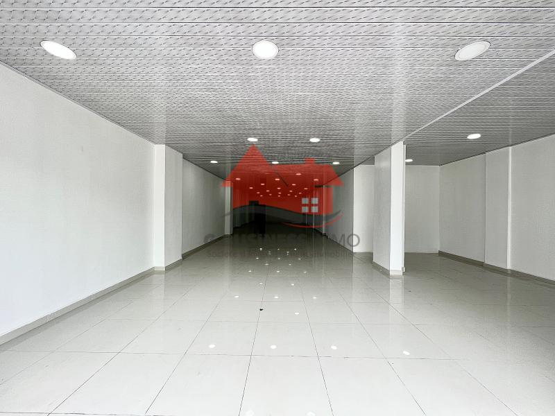 MISE EN LOCATION DUN LOCAL COMMERCIAL DE 330 MTRES CARRS. SITU  GOMBE SUR UNE ROUTE PRINCIPALE  DEUX PAS DU BOULEVARD 