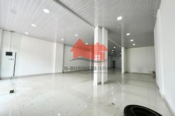 MISE EN LOCATION DUN LOCAL COMMERCIAL DE 330 MTRES CARRS. SITU  GOMBE SUR UNE ROUTE PRINCIPALE  DEUX PAS DU BOULEVARD 