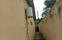 Parcelle à vendre de 24m/ 24m av : kandolo n*2 GB juste côté M23 prix 320.000$ à discuter composition 3 ch plus bureau double salon plus annexe d'une chambre salon plus guérite mediacongo