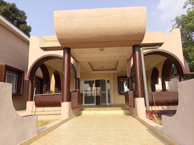 Villa de 30msur30  vendre  maman Mobutu avec une maison de 4 ch  350000 dollars  discuter 