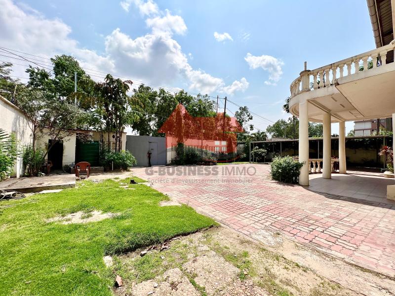 LOCATION DUNE SUBLIME VILLA DOTE DUNE MAISON DE R1 DPOQUE QUI DISTRIBUE 5 CHS 3 ANNEXES STUDIOS 2 TERRASSES JARDIN GURITE. SITUE  GOMBE