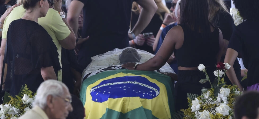 Brésil : plus de 230 000 personnes se sont recueillies devant le cercueil de Pelé