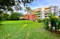 LOCATION D’UN MAGNIFIQUE APPARTEMENT QUI DISTRIBUE 3 CHS, ASCENSEUR, PISCINE, JARDIN, PAILLOTE, TERRAIN TENNIS, GUÉRITE. SITUE À GOMBE mediacongo