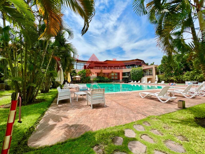 LOCATION DUNE MAGNIFIQUE VILLA DUPLEX QUI DISTRIBUE 3 CHS PISCINE TERRASSE MINI TERRAIN FOOT TERRAIN TENNIS. SITUE  NGALIEMA DANS UN BEL EMPLACEMENT 