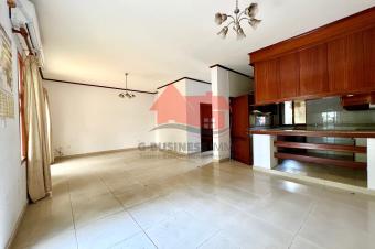 LOCATION DUNE MAGNIFIQUE VILLA DUPLEX QUI DISTRIBUE 3 CHS PISCINE TERRASSE MINI TERRAIN FOOT TERRAIN TENNIS. SITUE  NGALIEMA DANS UN BEL EMPLACEMENT 