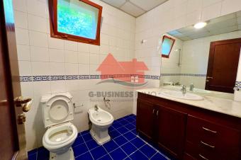 LOCATION DUNE MAGNIFIQUE VILLA DUPLEX QUI DISTRIBUE 3 CHS PISCINE TERRASSE MINI TERRAIN FOOT TERRAIN TENNIS. SITUE  NGALIEMA DANS UN BEL EMPLACEMENT 