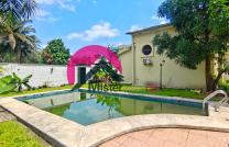 Villa en duplex de RC+1 avec 3CHS + garage et coin jardin privé, au sein d'une concession des 4 villas identiques avec piscine, groupe électrogène, etc. Près de Socimat mediacongo