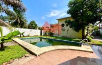 LOCATION D’UN MAGNIFIQUE VILLA EN DUPLEX QUI DISTRIBUE 3 CHS, PISCINE COMMUNE, JARDIN PRIVE, TERRASSE COMMUNE, GARAGE PRIVE. SITUÉE À NGALIEMA, BASOKO. mediacongo