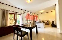 LOCATION D’UNE MAGNIFIQUE VILLA DUPLEX QUI DISTRIBUE 2 CHS, PISCINE, JARDIN, TERRAIN TENNIS, MINI TERRAIN FOOT, SALLE DE SPORT. SITUEE A NGALIEMA mediacongo