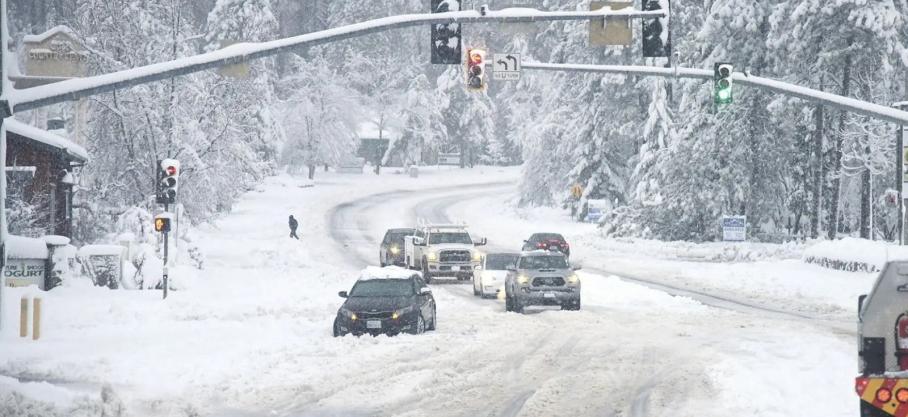 Etats-Unis : une tempête hivernale couvre le sud de la Californie de neige