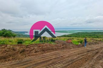 Terrain nu de 20m sur 20 cadastr  transfert du titre  votre NOM dans une concession eau av et caniveaux  100m de la route principale avec vue sur le Fleuve Congo  Maluku 