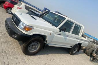 2 Pickup Toyota Land Cruiser double cabine 2022 V8 00Km manuelle volant gauche diesel sans plaque dimmatriculation. BinzaMacampagne 