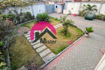 Magnifique villa de 20m sur 40m souvrant sur deux avenues et dote dun btiment de RC1 avec 4CHS 2 sjours jardin parking. Situe  proximit du quartier GB Mino Congo