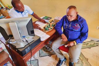 KongoCentral 1  Le Proved John BOPILO MASSA en visite clair ditinrance dans diffrentes coles de la SousDivision Matadi 2 pour senqurir de la situation ducationnelle 