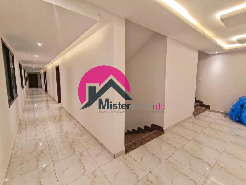 3 magnifiques apparts identiques dune chambre  cuisine amricaine quipe dans un btiment moderne construction rcente. Situ  Gombe sur une rue asphalte 