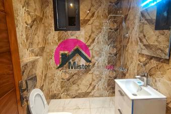 3 magnifiques apparts identiques dune chambre  cuisine amricaine quipe dans un btiment moderne construction rcente. Situ  Gombe sur une rue asphalte 
