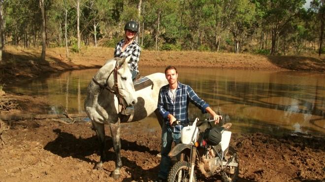 Tim un jeune Anglais parti en Australie se perd dans la fort. Finalement il trouve une ferme o il est accueilli par ces mots