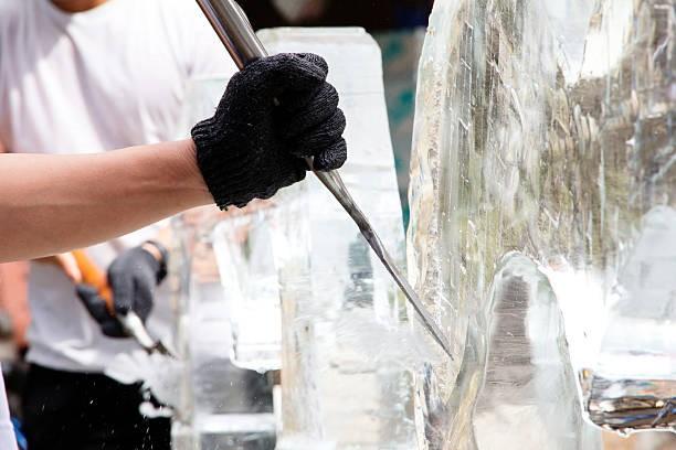 Plusieurs ouvriers taillent des blocs de glace dans un lac gel pour les entreposer ensuite dans un hangar lorsque lun deux se rend compte quil y a perdu sa montre. Ils la cher