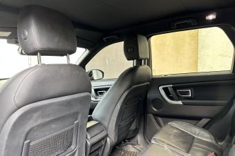 Belle Jeep 4x4 Land Rover Discovery 2018 full option avec toit panoramique automatique volant droit essence intrieur cuir  plaque rcente. Situe  Ngaliema
