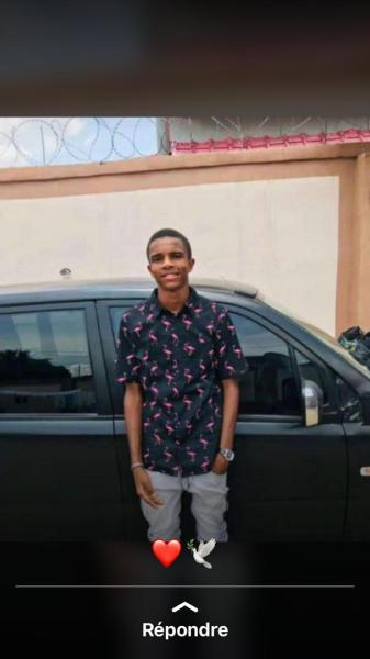 JOEL  KIYAKAMA  HOUTHOOFD