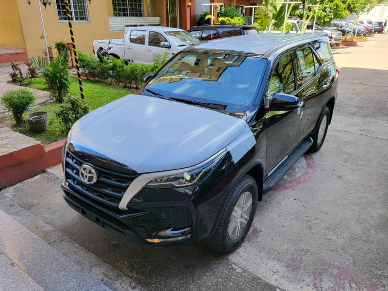 Arrivage Toyota Fortuner Annee  20222023 Automatique Steptronique Essence 4 cylindre Interior Cuire 00 km 4 x 4 Camera de recule Full parking sensors 3 banquet 7 pla