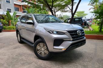 Arrivage Toyota Fortuner Annee  20222023 Automatique Steptronique Essence 4 cylindre Interior Cuire 00 km 4 x 4 Camera de recule Full parking sensors 3 banquet 7 pla