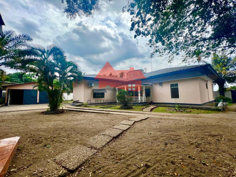 LOCATION DUNE BELLE VILLA DPOQUE BIEN ENTRETENUE QUI DISTRIBUE 4 CHAMBRES 
