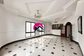 Un vritable coup de cur de 15.33m sur 28.23m dote dun magnifique btiment moderne de RC1 qui dessert 4CHS bureau 2 sjours dans un beau quartier rue asphalte  Ngaliema