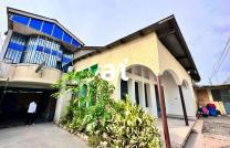 VENTE: BELLE PARCELLE DE 18m sur 18 S’OUVRANT SUR DEUX AVENUES DOTÉE D’UNE BÂTISSE R+1 COMPOSÉE DE 4 APPARTEMENTS SUR KINSHASA-GOMBE mediacongo