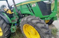 Tracteur John Deere  Provenance Canada 100 chevaux  4 cylindre  4 x 4 . 4 roue motrice  3100 hrs  Labourer et bionage   Diesel  Année 2014  Prix : 39.000$ Lisolo  Loca mediacongo
